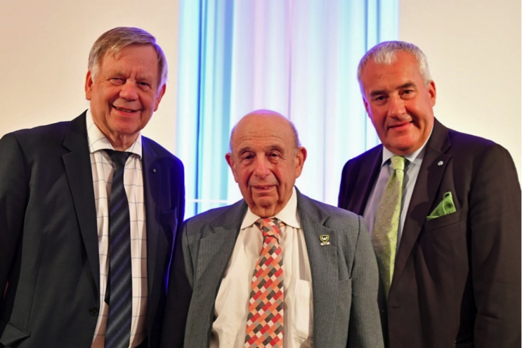 Das Bild zeigt den Gastredner des Abends Prof. Dr. Guy Stern mit zwei der Veranstalter: Karl Freller 1. Vizepräsident des Bayerischen Landtags, Direktor der Stiftung Bayerische Gedenkstätten und Dr. Ludwig Spaenle, Staatsminister a. D., Beauftragter der Bayerischen Staatsregierung für jüdisches Leben und gegen Antisemitismus, für Erinnerungsarbeit und geschichtliches Erbe.