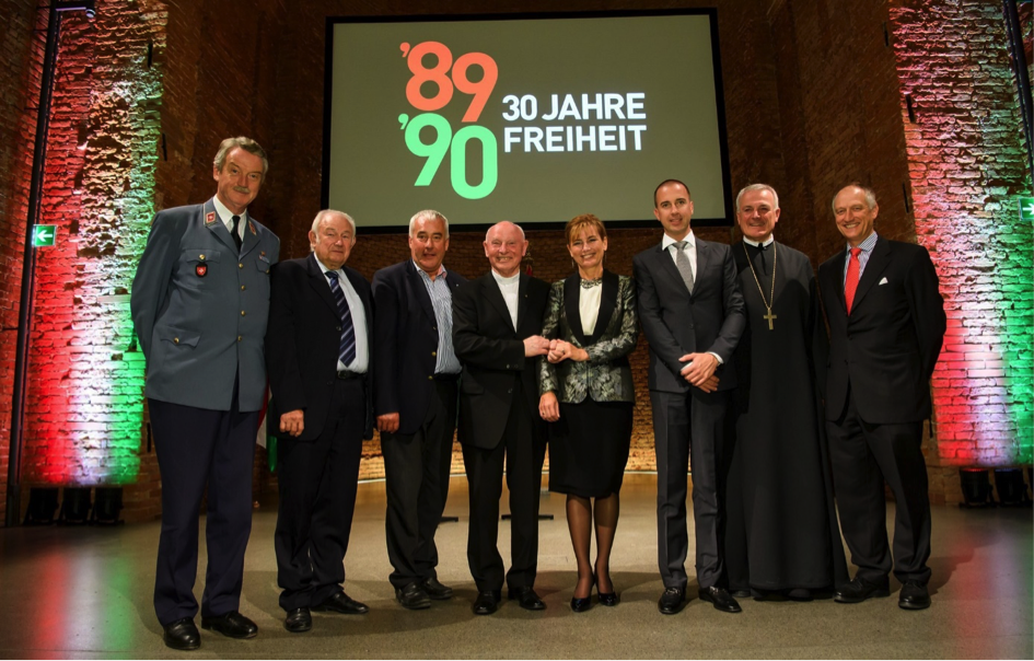 Das Bild zeigt die Ehrengäste des Abends am Ende der Festveranstaltung.