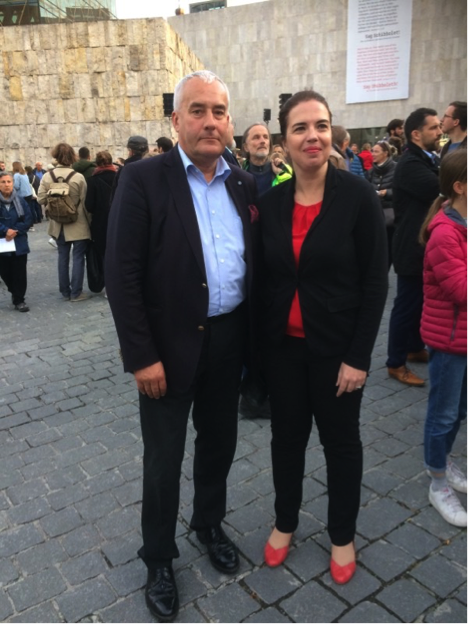 Das Bild zeigt die Generalkonsulin des Staates Israel in München, Sandra Simovich, und Dr. Ludwig Spaenle bei der Solidaritätskundgebung vor der Synagoge in München.